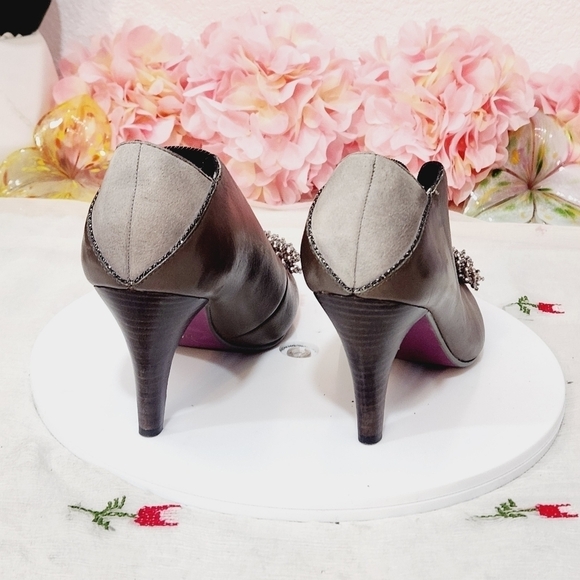 Anthro Poetic License Baby Cakes Toupe Deep V front Peep Toe Pumps Size: 7.5 - Picture 4 of 12